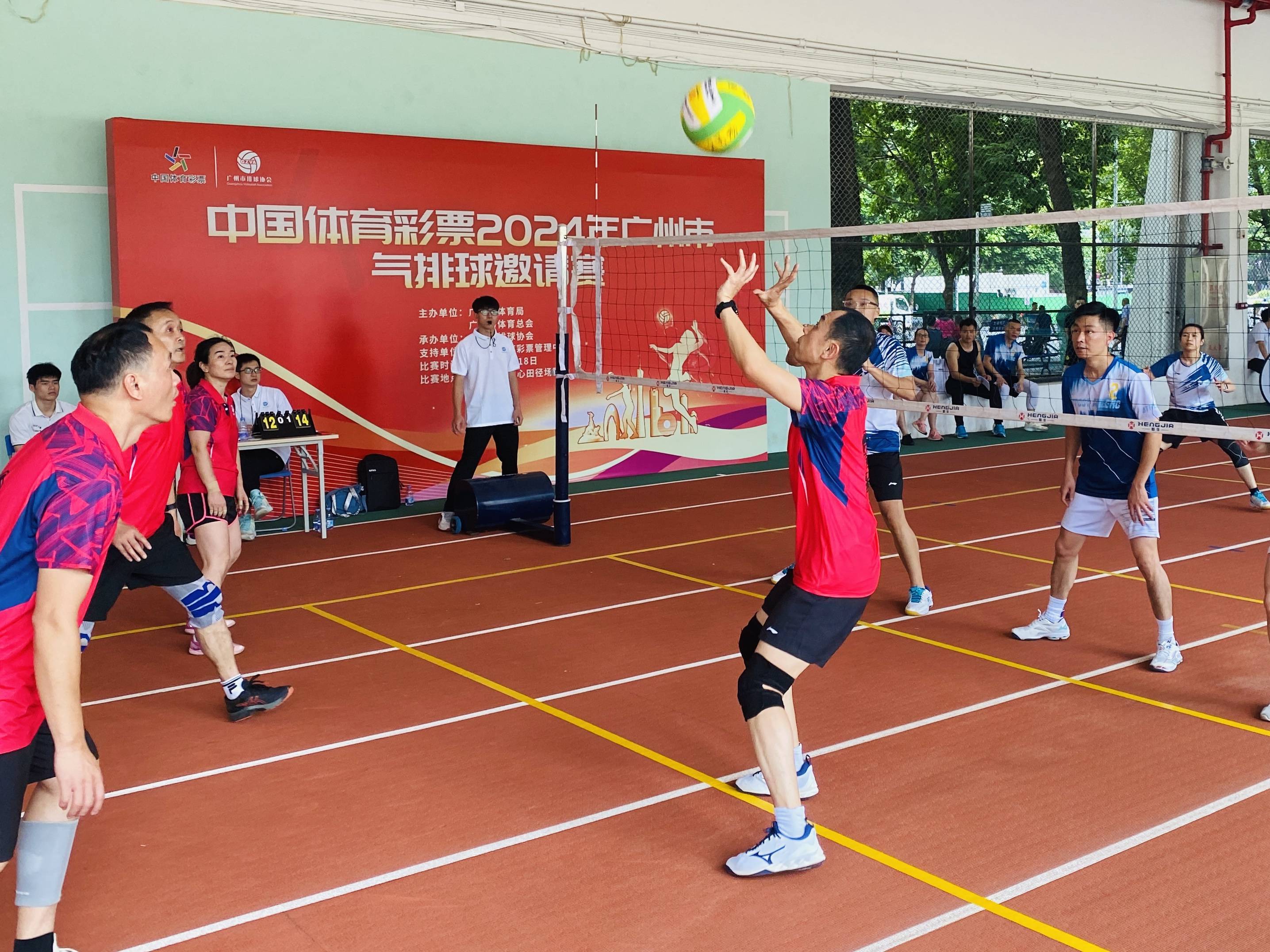 队伍在比赛中展现了出色的团队合作精神 队伍在比赛中展现了出色的团队合作精神