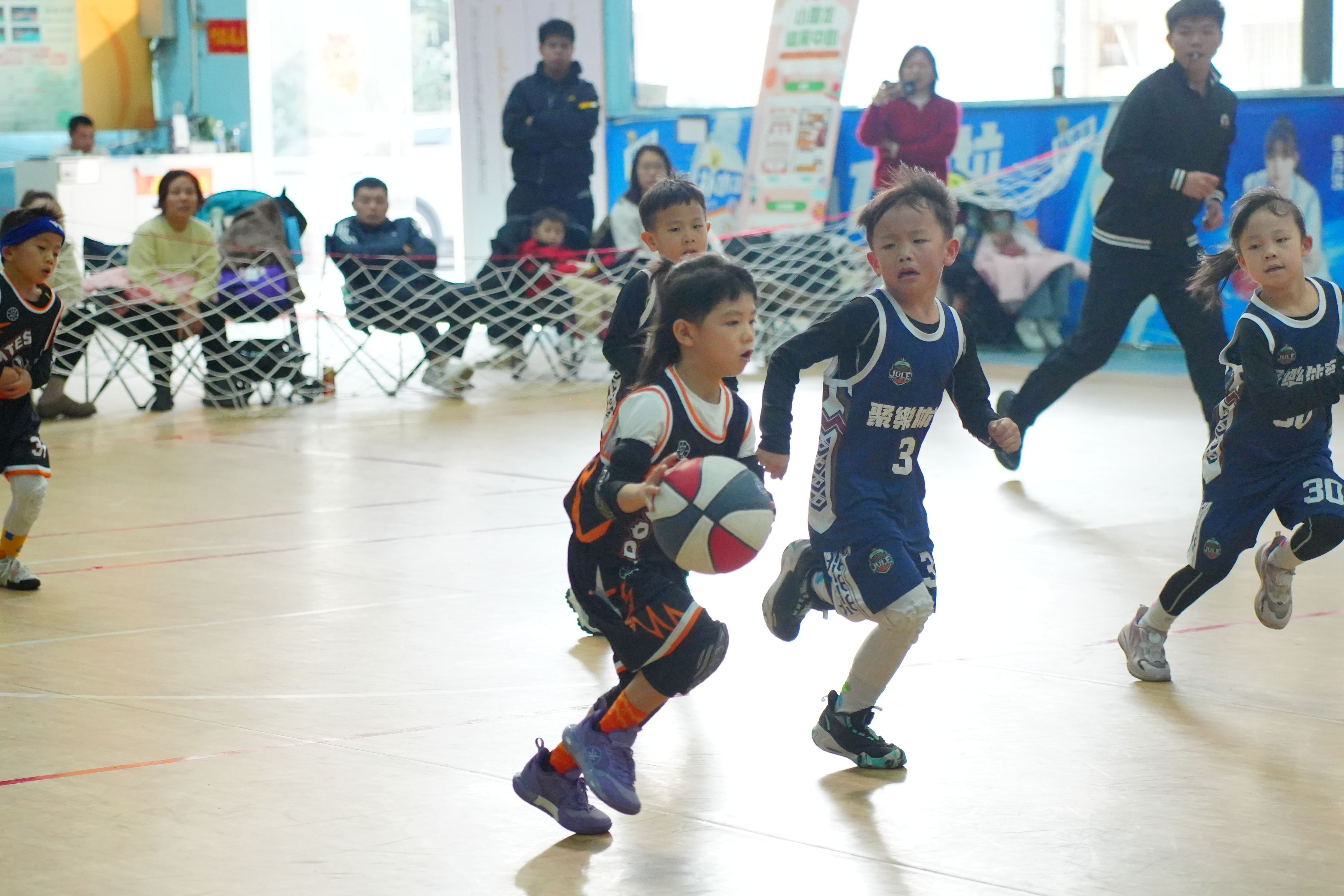 竞争激烈场面，球队整体素质逐步提高