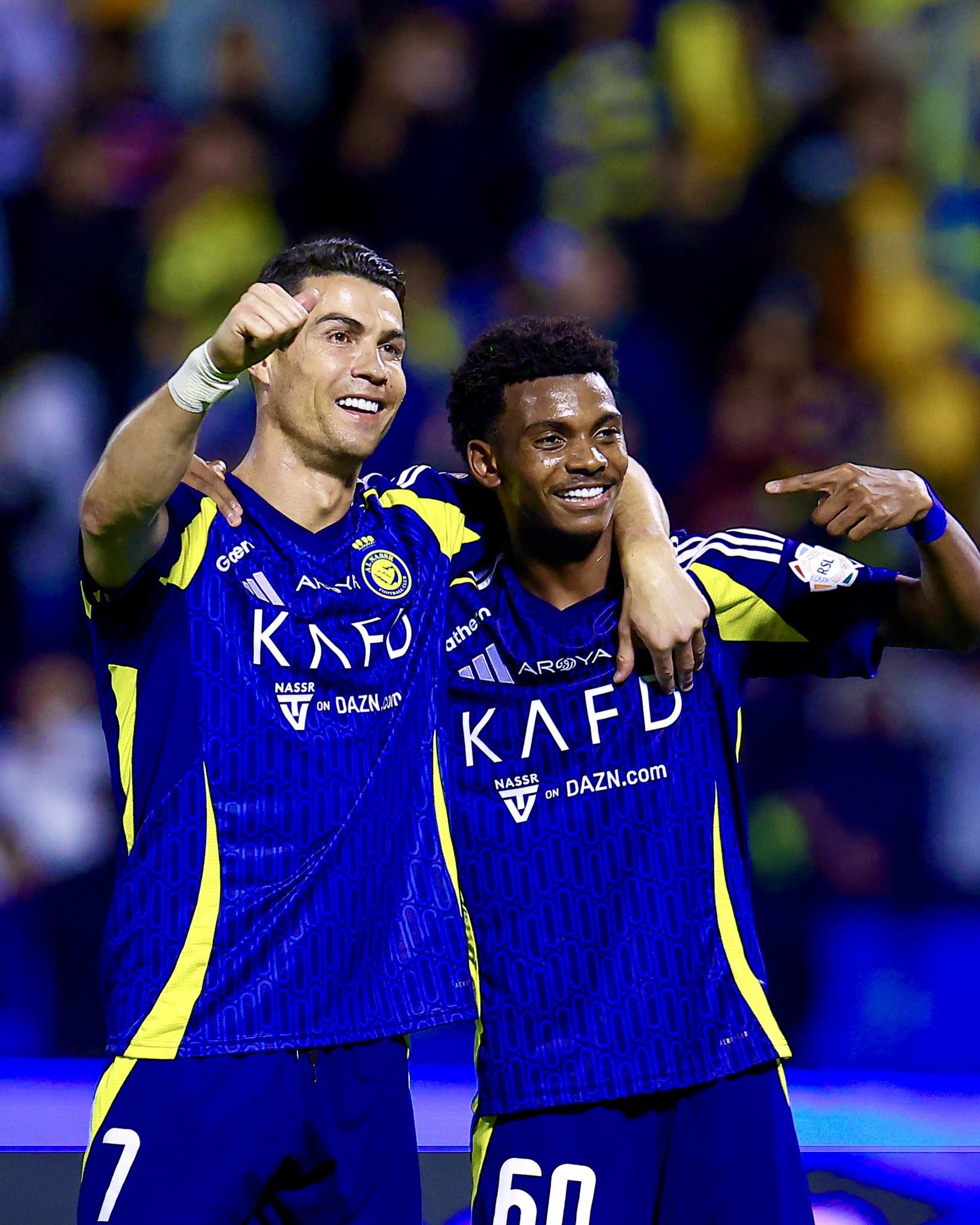 关于一场胜利后的欢庆瞬间：球队庆祝胜利的信息