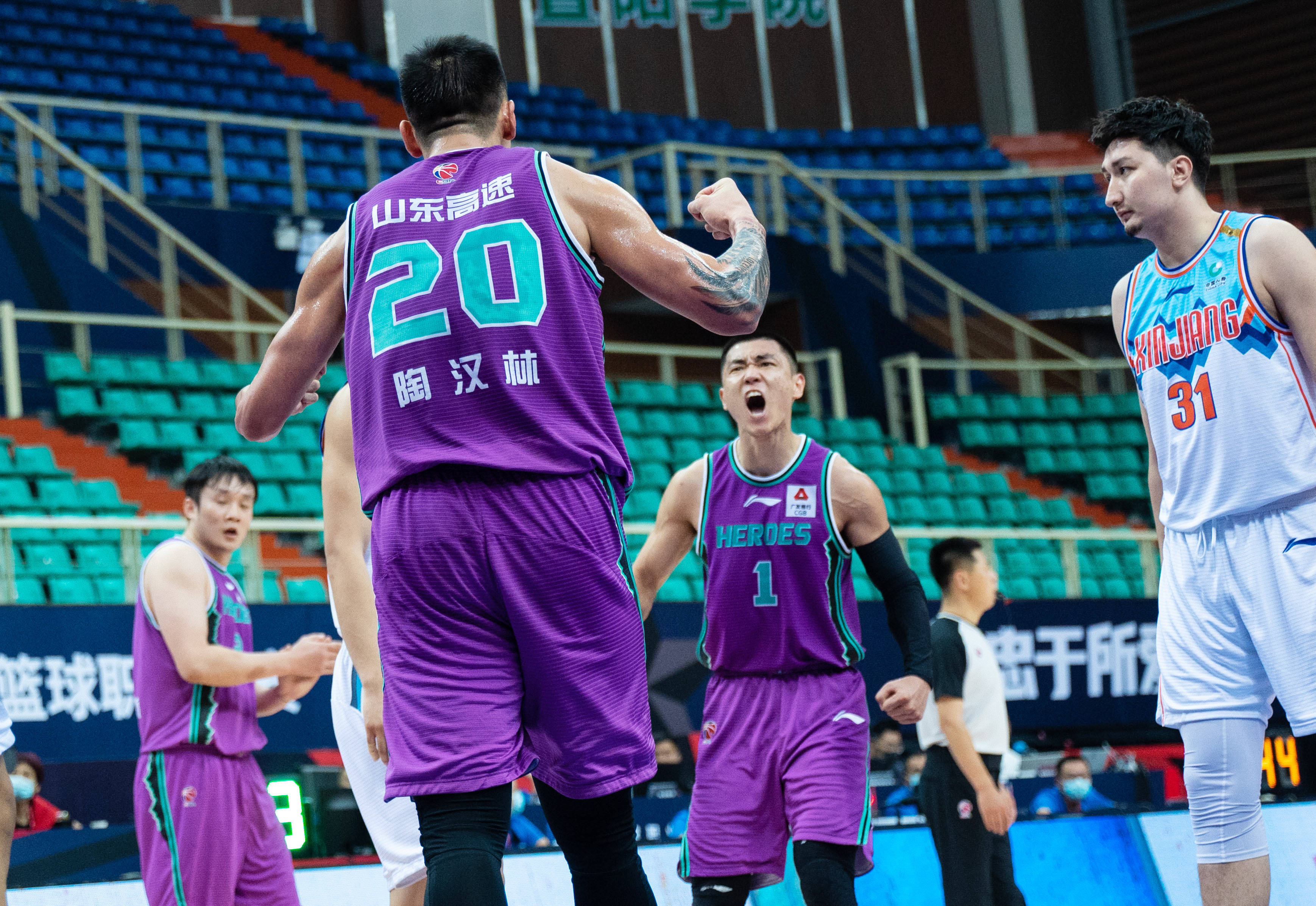 黑白直播-山东男篮横扫对手，锁定季后赛资格的简单介绍