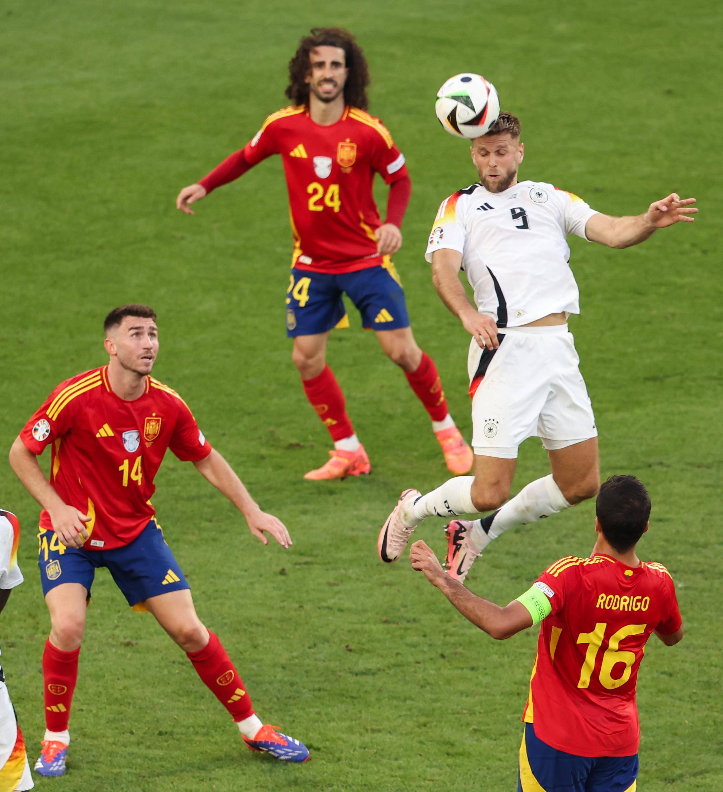 黑白直播nba在线观看-西班牙女足比赛中，墨西哥队踢出精彩