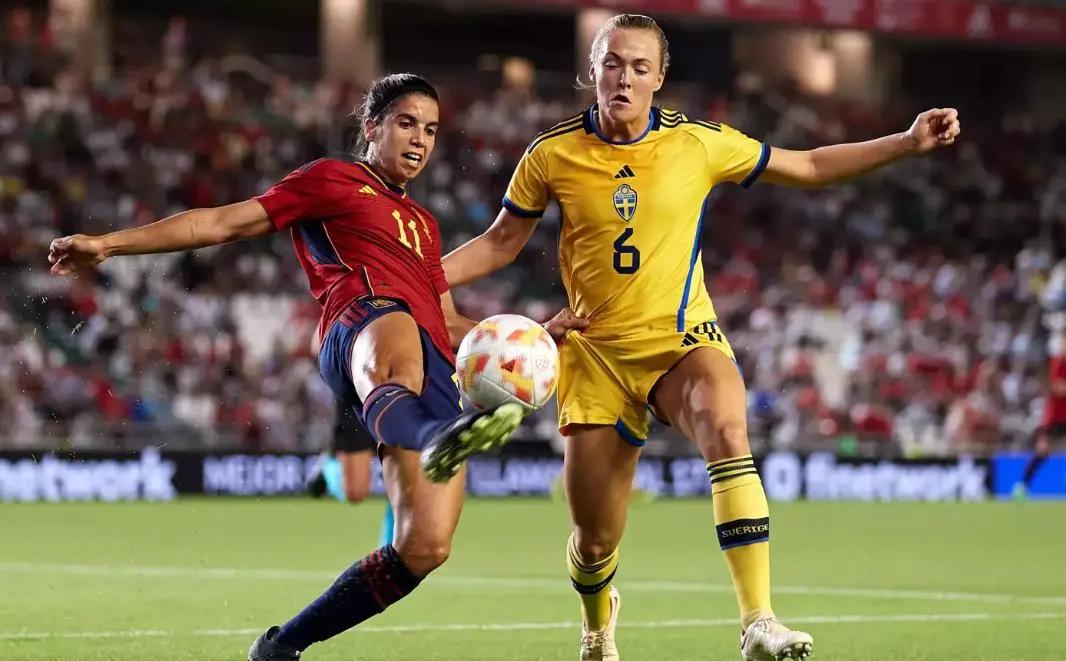 西班牙女足比赛中,墨西哥队踢出精彩 西班牙女足比赛中,墨西哥队踢出精彩