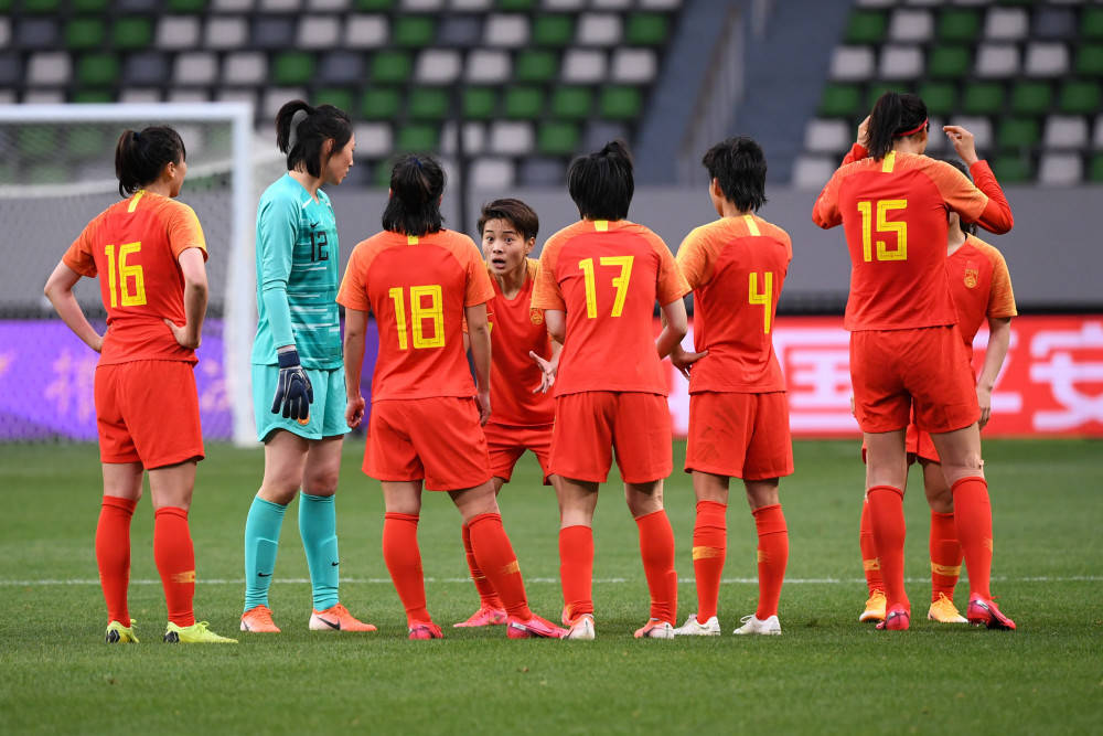 女足锦标赛中的技术与战术发挥，备受赞誉