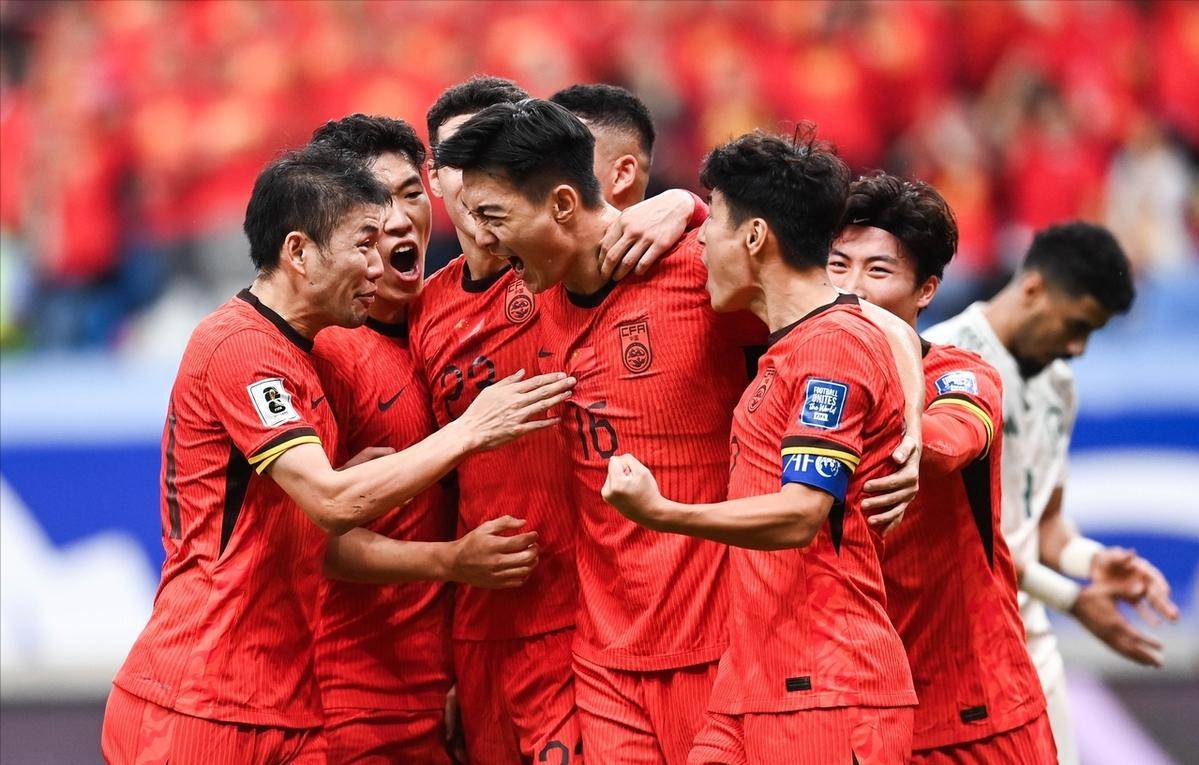 黑白直播体育-国际足球盛会上，中国队夺冠成功