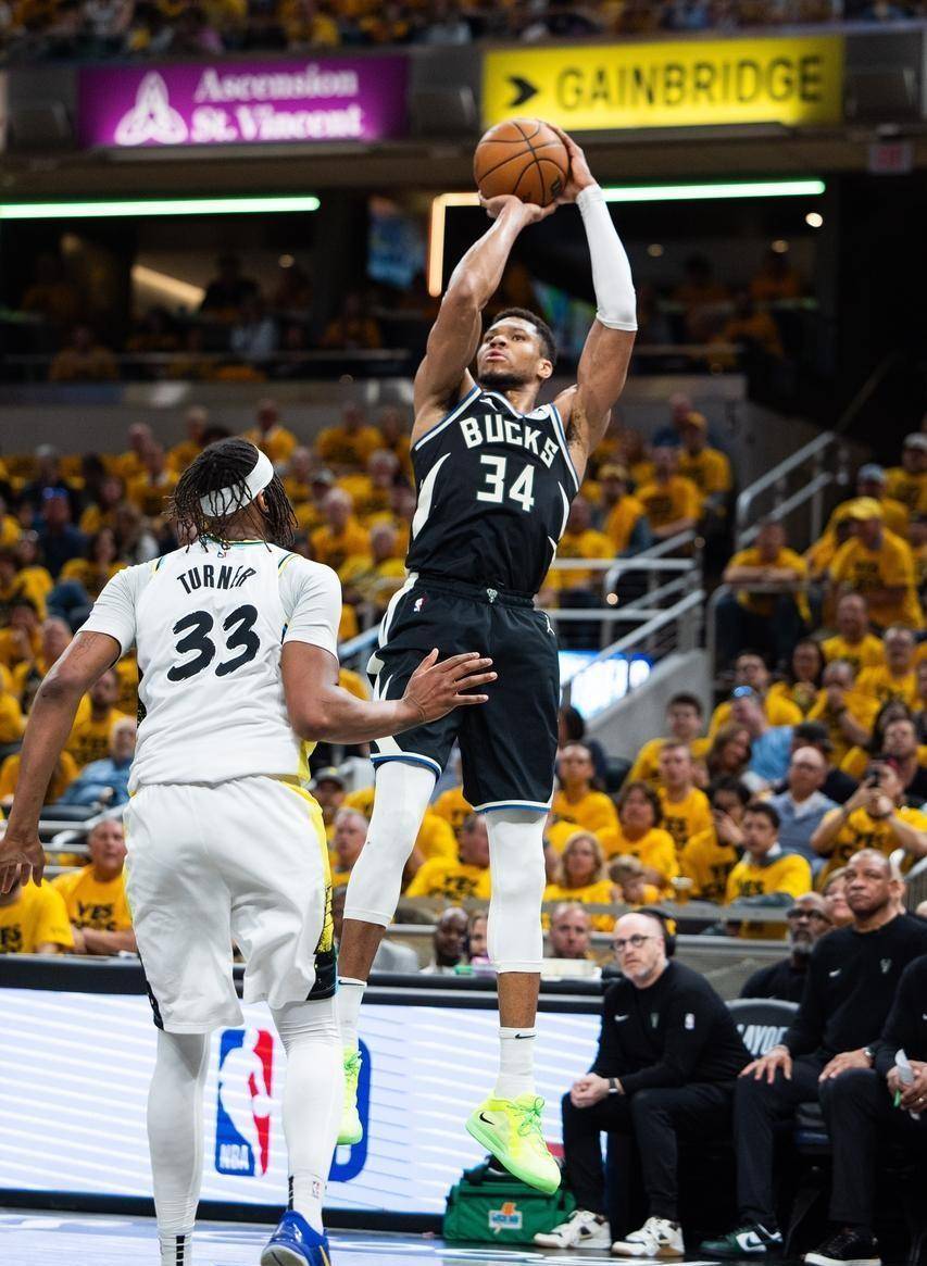 黑白直播nba-雄鹿主场击败尼克斯，字母哥发挥稳定