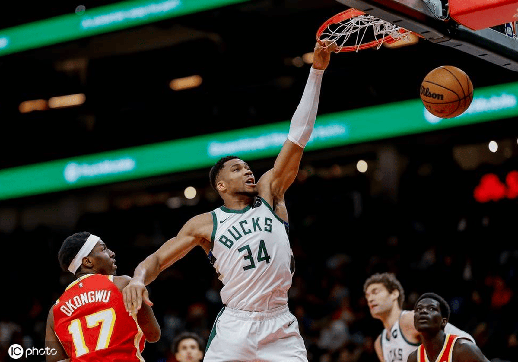 黑白直播在线观看nba-雄鹿战胜老鹰，保持不败纪录的简单介绍