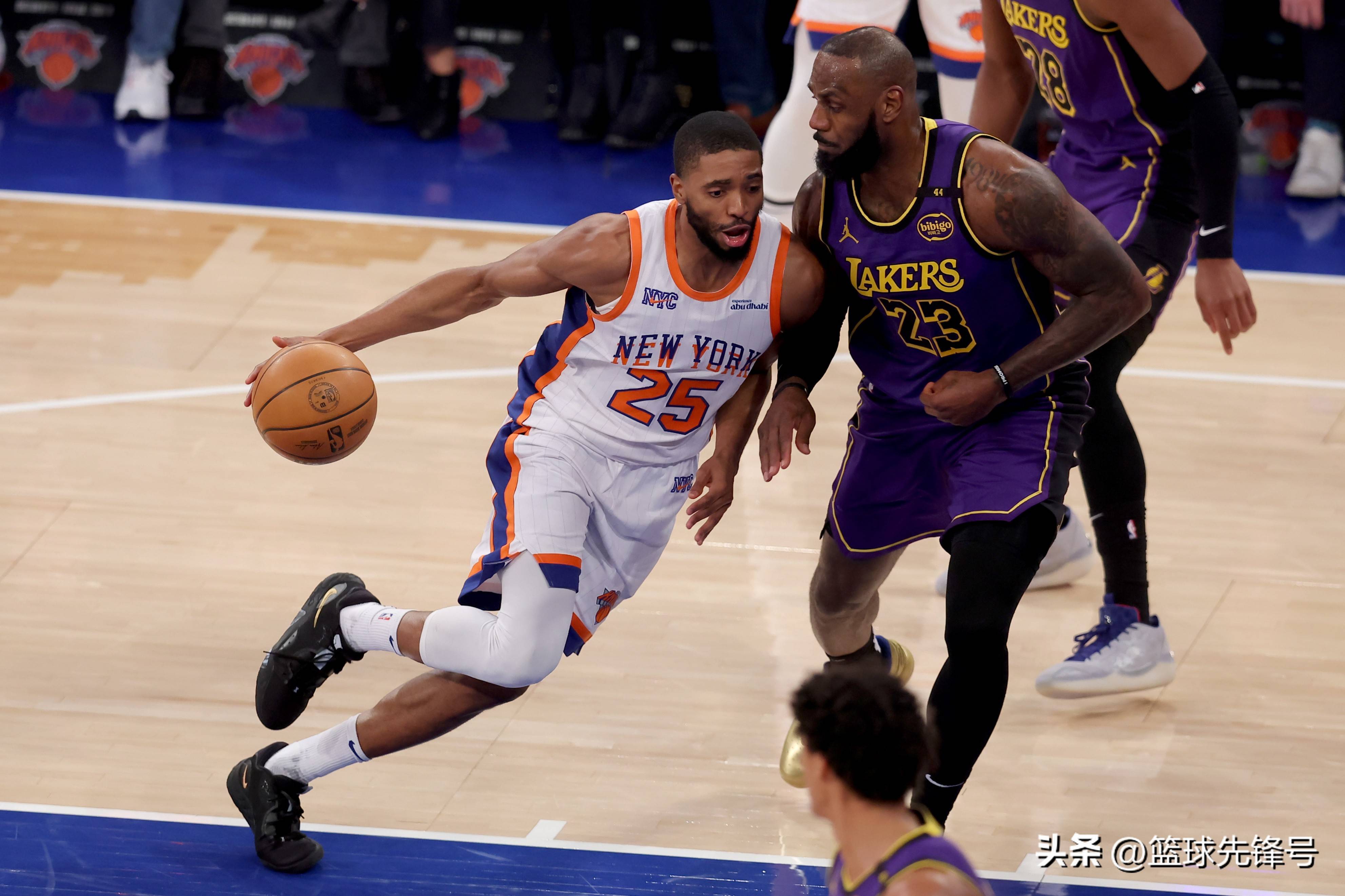 鹈鹕2-1领先火箭，战至第四场