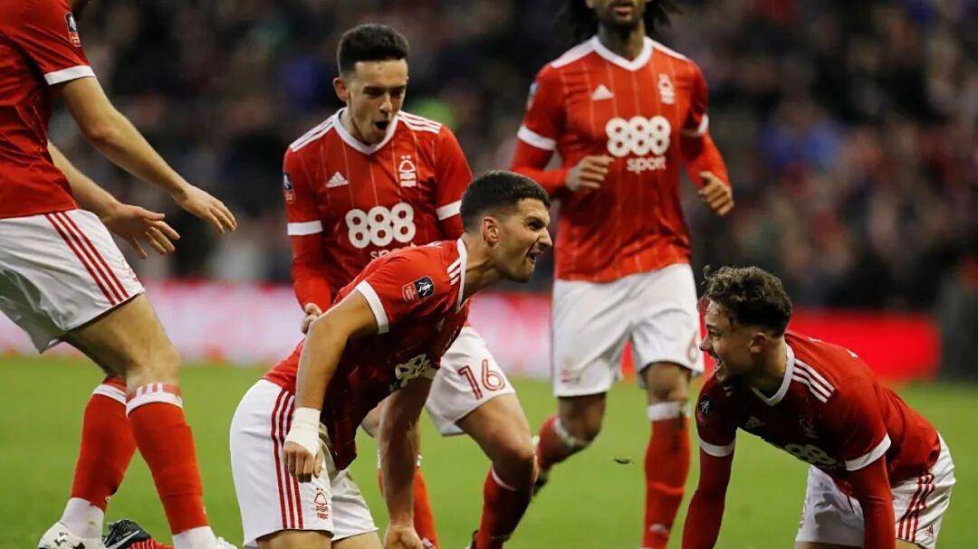 黑白直播-惊天逆转!英超战队挺进四强