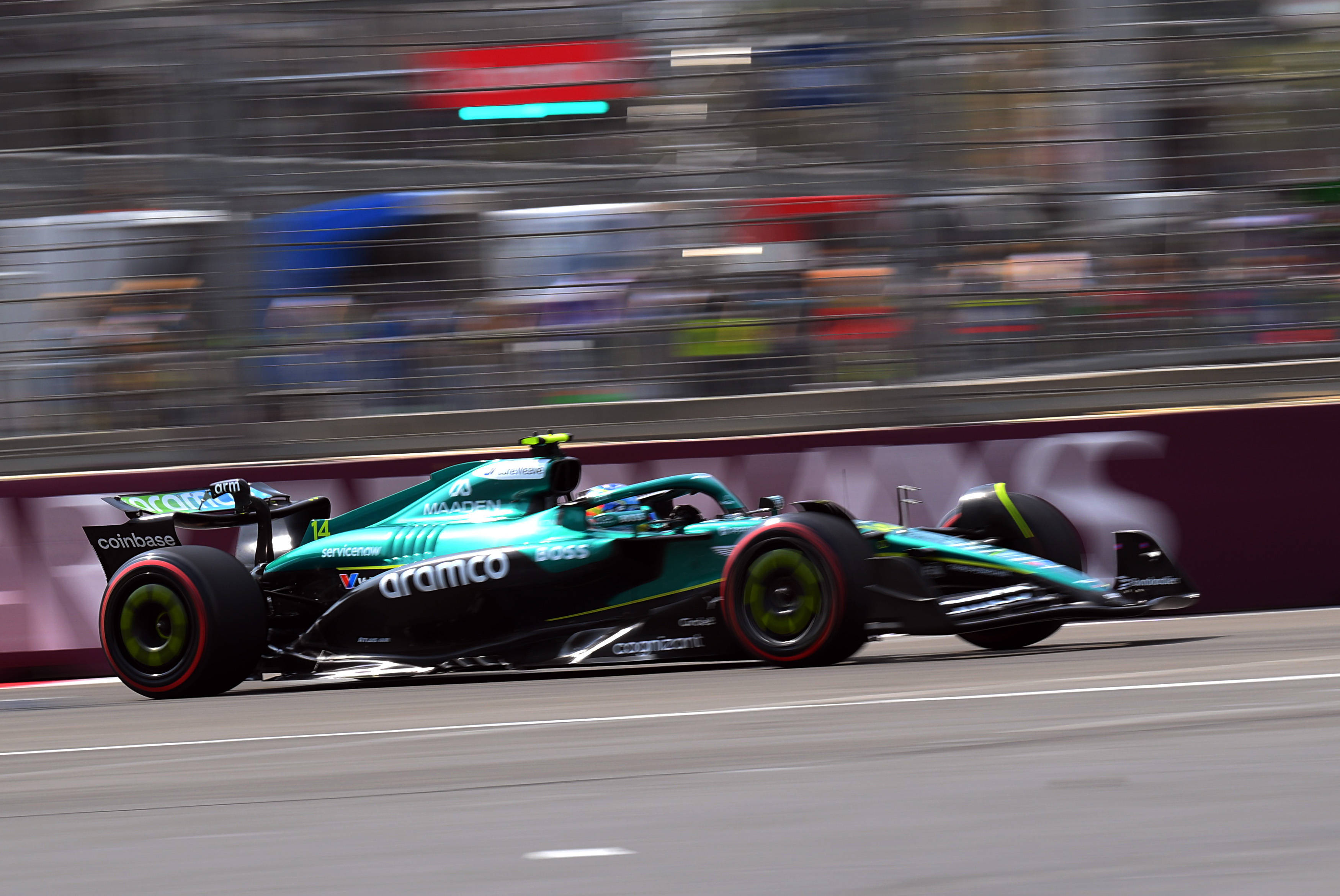 黑白直播免费体育直播-哈斯车队鏖战迈凯伦，汉密尔顿关键制胜