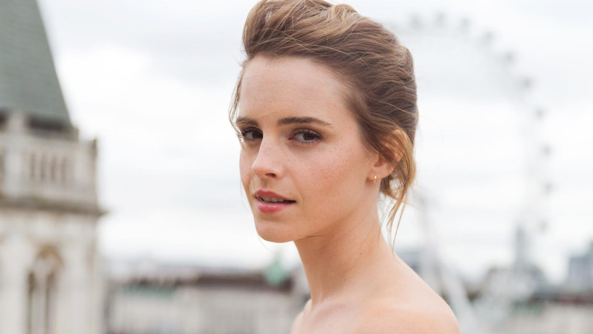 黑白直播在线观看-绿茵巨星驶入极速迷宫，当莱万成为F1街道赛之夜的杆位车手